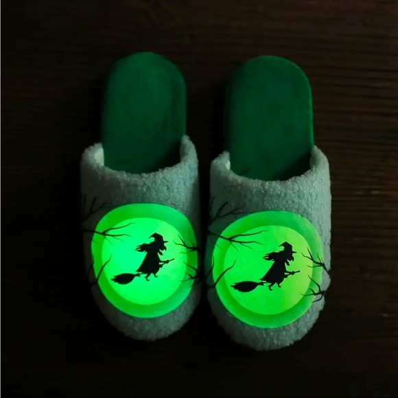Halloween Flying Witch Glow in the Dark Slippers 7 1/2- 8 Moon Trees - Picture 1 of 6
